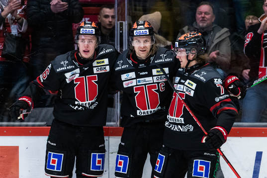 Örebros Rodrigo Abols jublar med Elias Pettersson och