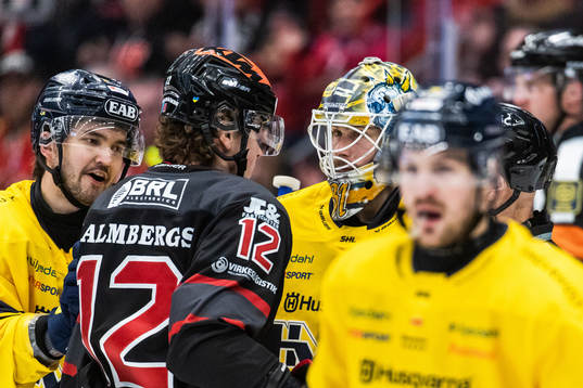 Örebros Radek Muzik och HV71s målvakt Joni Ortio
