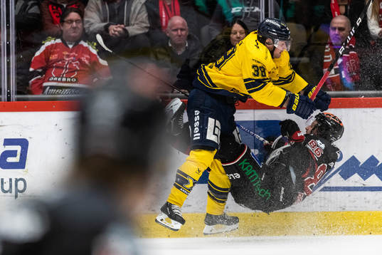 HV71s Nichlas Torp tacklar Örebros Mathias Bromé