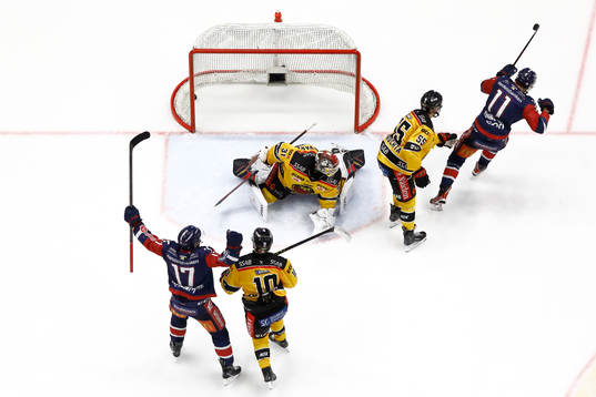 Mål 2-3 av Linköpings Henrik Törnqvist förbi Luleås