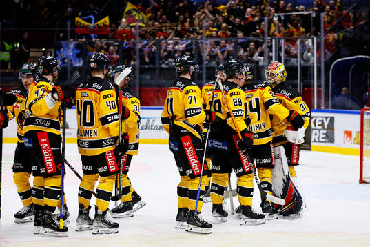 Luleås spelare jublar och tackar målvakt Matteus Ward