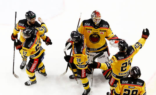 Luleås spelare jublar och tackar målvakt Matteus Ward