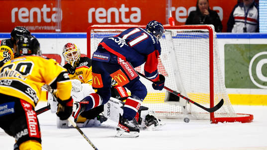 Mål 2-3 av Linköpings Henrik Törnqvist förbi Luleås