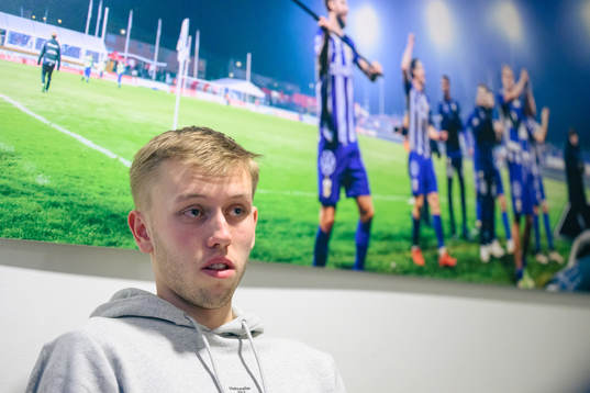 IFK Göteborgs Elias Hagen blir intervjuad