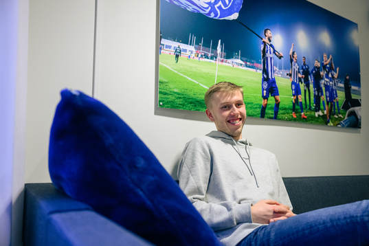 IFK Göteborgs Elias Hagen blir intervjuad