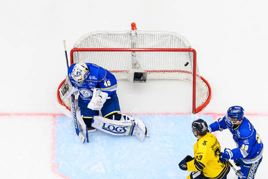 Pucken går i stolpen bakom Leksands målvakt Mantas Armalis