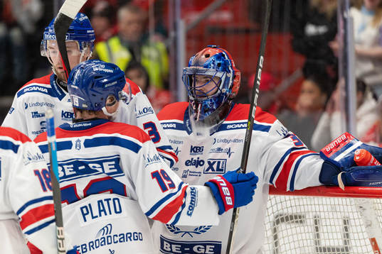 Oskarshamns målvakt Tim Juel jublar