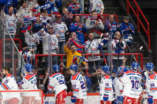 Oskarshamns spelare och supportrar jublar