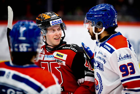 Örebros Elias Ekström i samtal med Oskarshamns Cameron