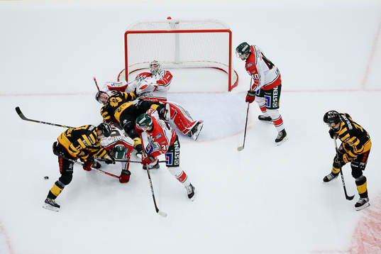 Skellefteås Andreas Wingerli blir tacklad över Frölundas