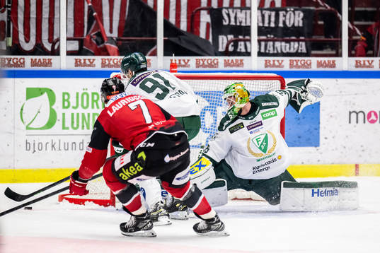 Malmö Redhawks Oliver Lauridsen med målchans mot