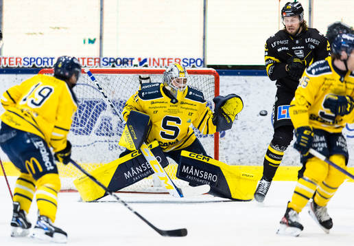 Södertäljes målvakt Nikita Tolopilo agerar