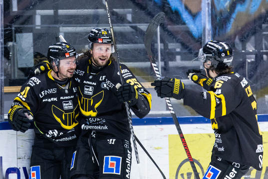 Västerås Anton Svensson jublar med lagkamrater