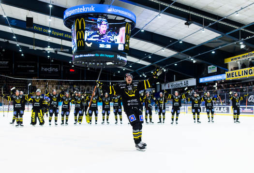 Västerås spelare med Jimmie Jansson Lorek (närmast i