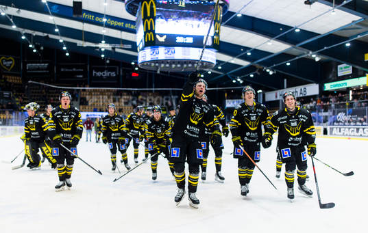 Västerås spelare jublar och tackar publiken