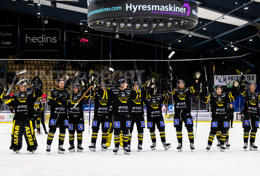 Västerås spelare jublar och tackar publiken