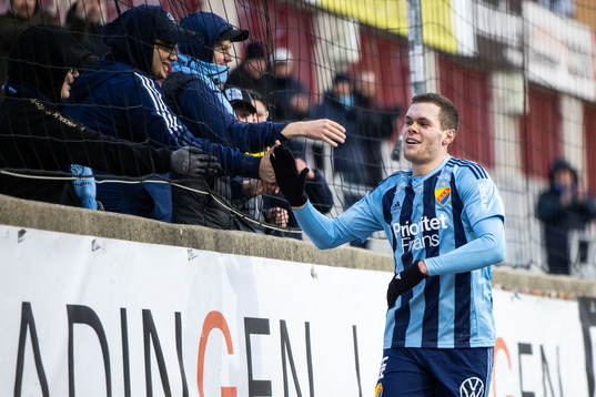 Djurgårdens Jacob Bergström jublar med supportrar
