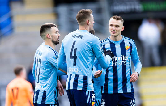 Djurgårdens Jesper Löfgren gör 0-1 och gratuleras av