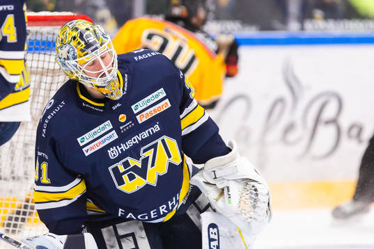 HV71s målvakt Joni Ortio deppar