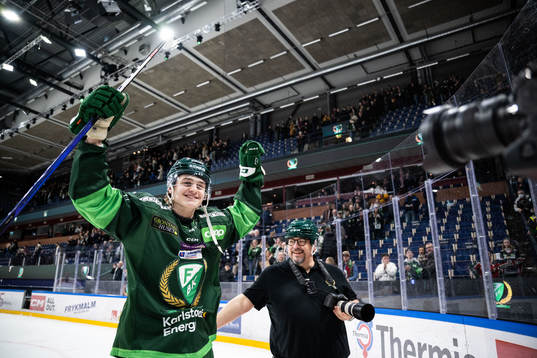 Färjestads Lucas Forsell fotograferas när han jublar