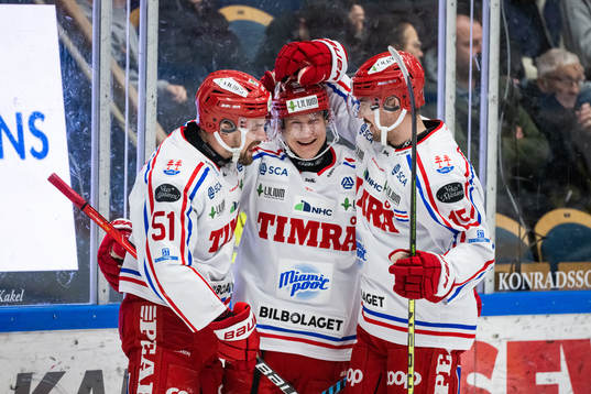 Timrås Olli Palola jublar med lagkamrater