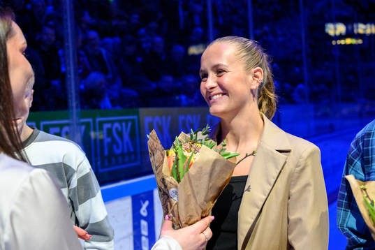 Annie Hegmegi tar emot juniorstipendiet från