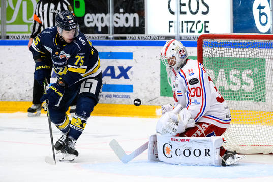 HV71s Radan Lenc och Timrås målvakt Jacob Johansson