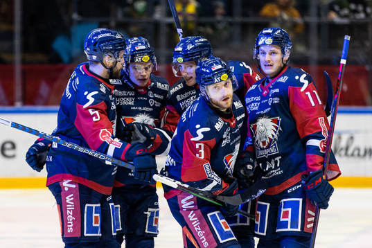 Linköpings Linus Hultström jublar med lagkamrater