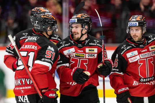Örebros Emil Larsson jublar med lagkamrater