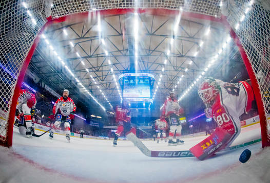 Örebros Emil Larsson gör 3-1 på Frölundas målvakt