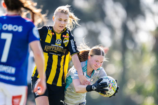 Häckens Stine Larsen och Vålerengas målvakt Jalen