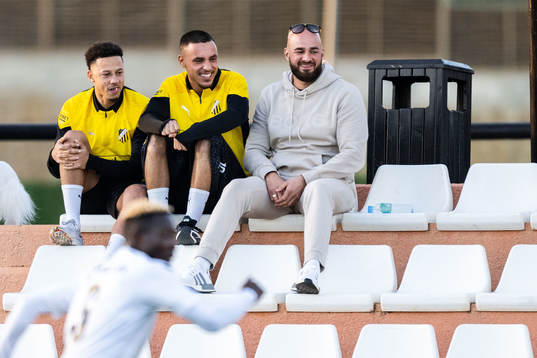 Häckens Tobias Sana och Ali Youssef på läktaren