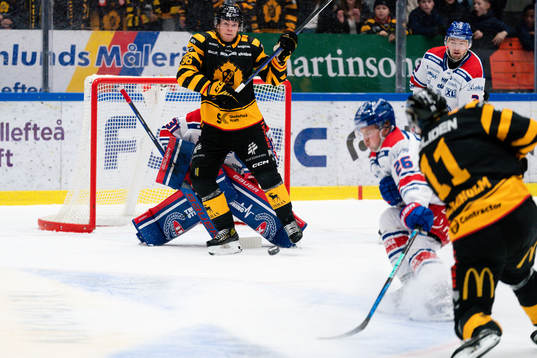 Skellefteås Rickard Hugg framför Oskarshamns målvakt Tim