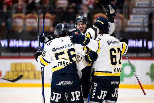 HV71s Oliwer Kaski jublar