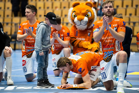 IFK Kristianstads Anton Hallbäck skriver autograf