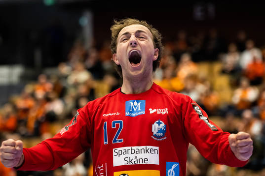 IFK Kristianstads målvakt Gustaf Banke jublar