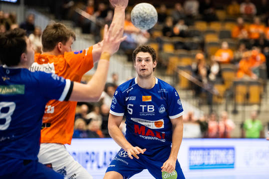Alingsås Max Granlund passning till Gustav Jönne
