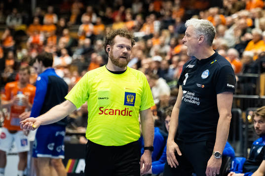 Domare Martin Strand och Alingsås tränare Mikael Franzen