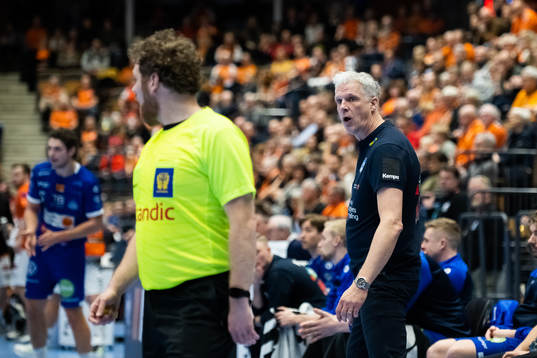 Domare Martin Strand och Alingsås tränare Mikael Franzen