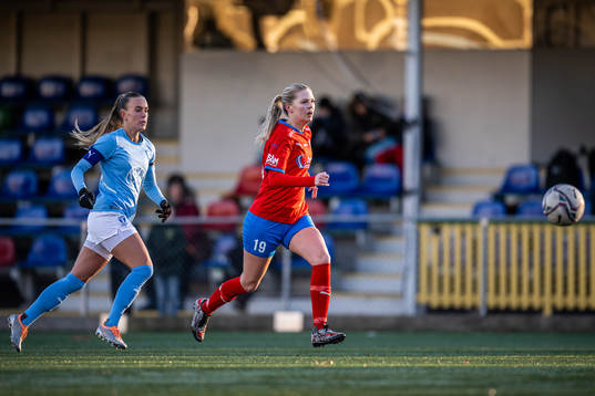 Malmö FFs Elin Björklund och Helsingborgs Julia Jonassen