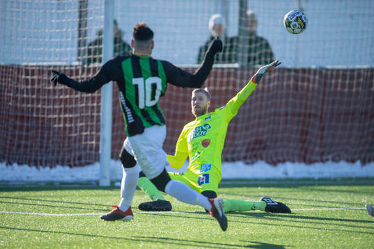 GAIS Mervan Celik och Varbergs målvakt Fredrik Andersson