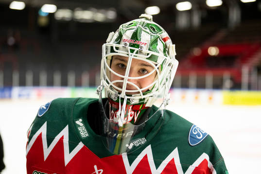 Frölundas målvakt Stephanie Neatby jublar