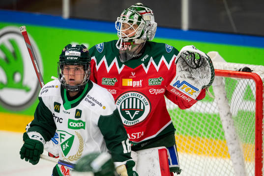 Färjestads Andrine Furulund och Frölundas målvakt
