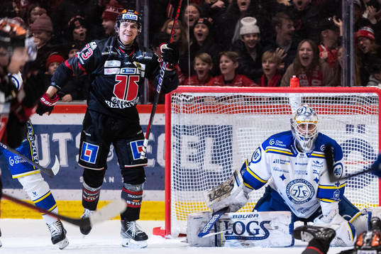 Örebros Oliver Eklind jublar