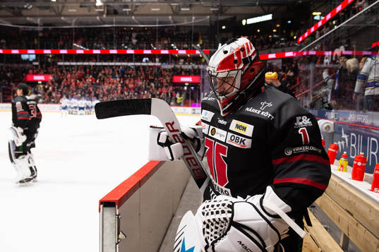 Örebros målvakt Jhonas Enroth  deppar