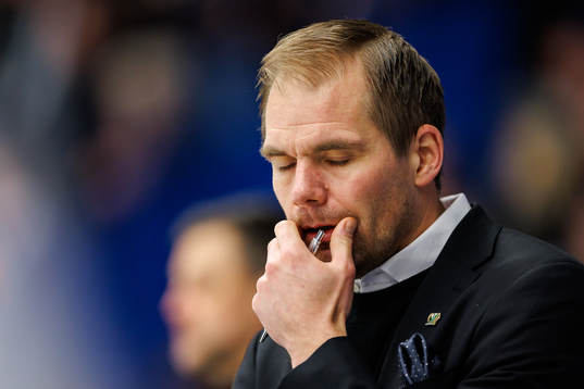 Färjestads huvudtränare Tomas Mitell deppar