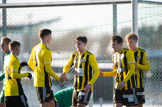 IFK Hässleholms Axel Winberg grattas till 3-0 i