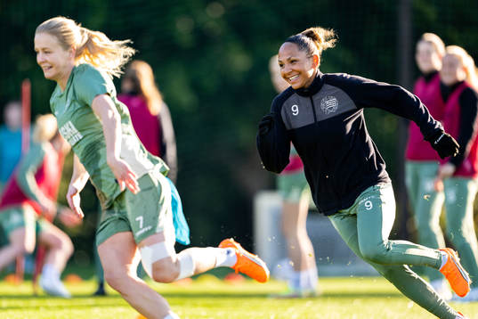 Madelen Janogy och Adelina Engman