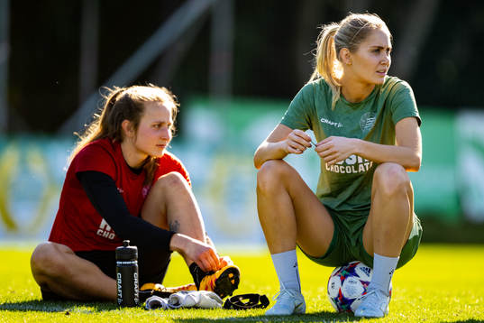Målvakt Anna Tamminen och Alice Carlsson