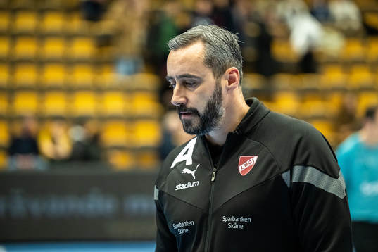 Lugis tränare Nemanja Milosevic deppar